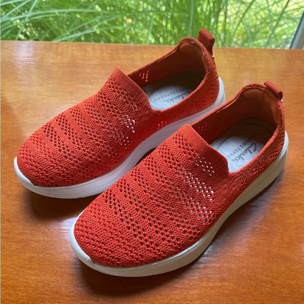 EUC Women’s Clarks Cloudsteppers Perforated Knit Slip-ons Size 5